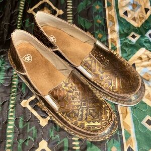 Women’s Ariat cruisers size 10 worn once